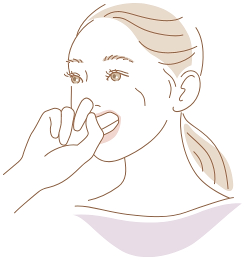 人指し指を頬の内側の目の下まで入れて、やさしく押します。