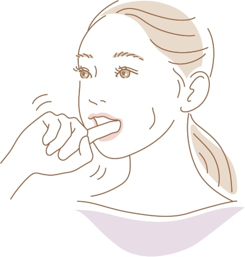 人差し指で頬の内側をやさしく押します。